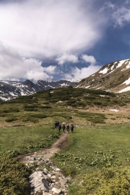Rila Dağı Buigaria 'daki Rila Gölü' ne giden dostlar. 