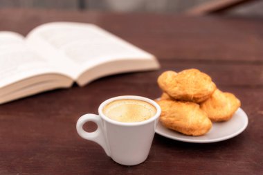 Tahta masada kruvasan ve espresso.