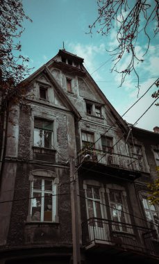 Odessa 'da parlak gökyüzünün altında eski gizemli bir ev..