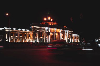 Lokomotifli karanlık bir yaz gecesinde istasyon binası.