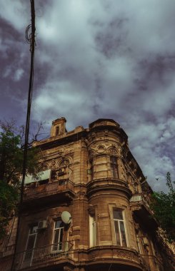 Odessa 'da karanlık bulutlu bir gökyüzünün altındaki eski ev.