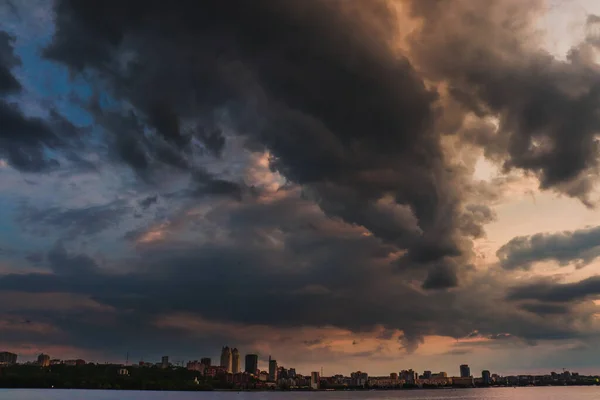 Nubes Oscuras Gruesas Sobre Centro Ciudad Del Dnieper —  Fotos de Stock