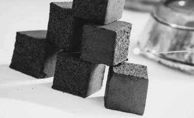 Siyah beyaz altı hindistan cevizi kömürü.