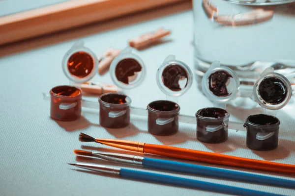 Pinsel Farbe Und Ein Glas Wasser Liegen Zum Zeichnen Bereit — Stockfoto