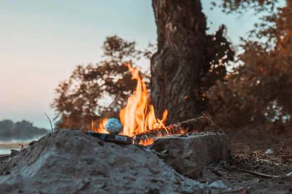 Brillant Feu Joie Près Une Rivière Calme Pendant Coucher Soleil — Photo