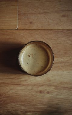 Sütlü kahve, beyaz köpüklü, ahşap arka planda..