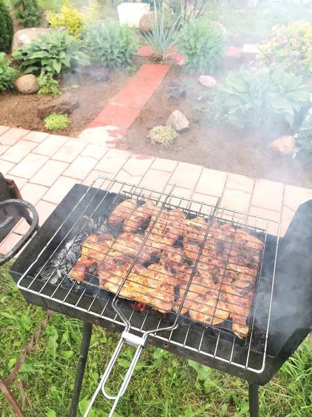       ızgara tavuk budu ve sosis.
