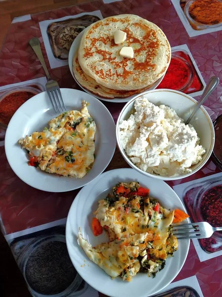       Köyün sevgili annesinde kahvaltı.