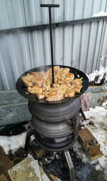 Açık havada ateşte pişmiş lezzetli domuz eti.