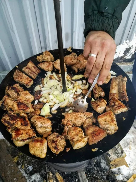 Açık havada ateşte pişmiş lezzetli domuz eti.