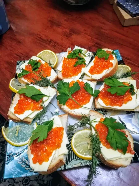 Kırmızı havyarlı bayram sandviçleri