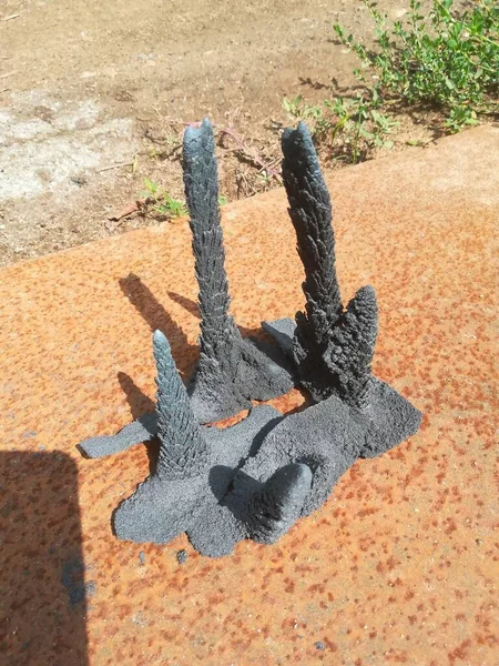 Mıknatıs ve metal tozlu gizemli bir heykel..
