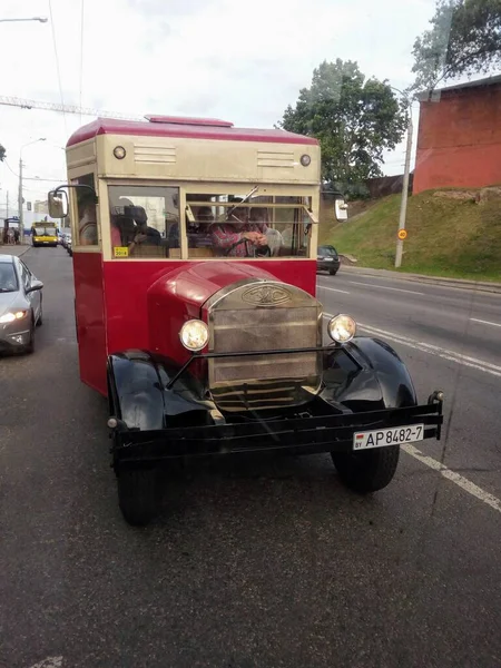 Modern bir şehrin yollarında retro otobüs