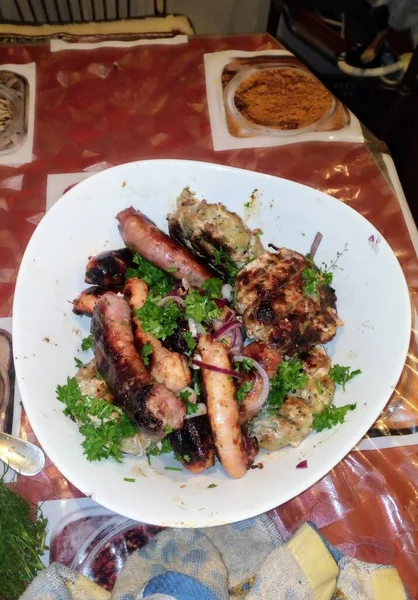 Izgarada pişmiş lezzetli et ve sosisler.