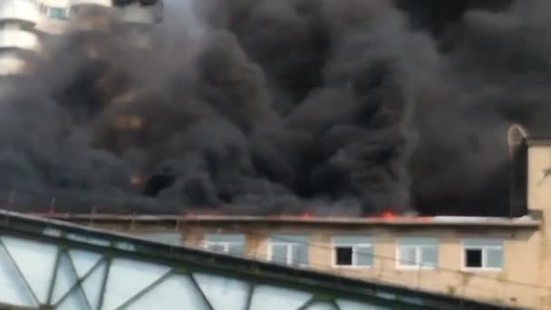 Brand Het Dak Van Een Kantoorgebouw — Stockvideo