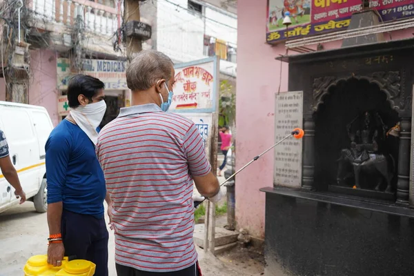 Gente Delhi Desinfectando Templo Usando Desinfectante Actualización Del Virus Corona — Foto de Stock
