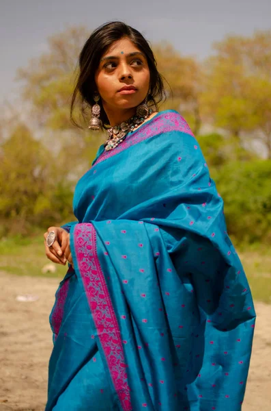 Chica Saree Azul Pie Con Una Sonrisa Cara Lugar Hermoso — Foto de Stock