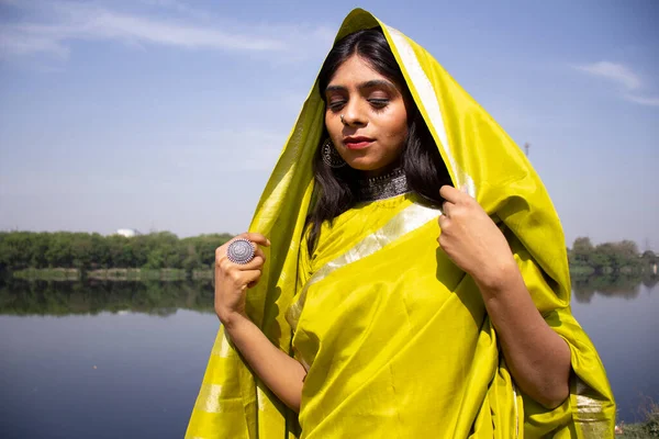 Piękny Indyjski Młody Model Zielonym Tradycyjnym Sari Stojący Przed Krajobrazem — Zdjęcie stockowe