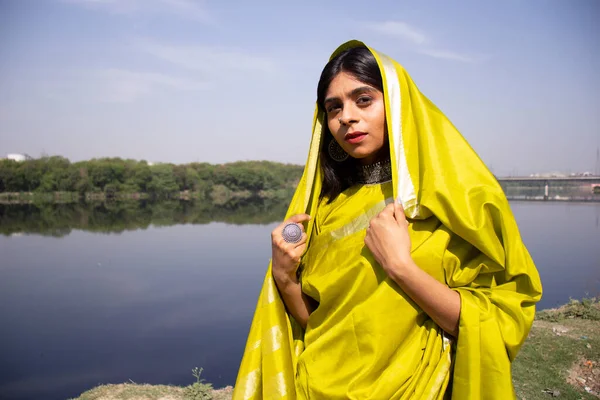 Hermosa Joven Modelo India Vistiendo Verde Saree Tradicional Pie Frente — Foto de Stock