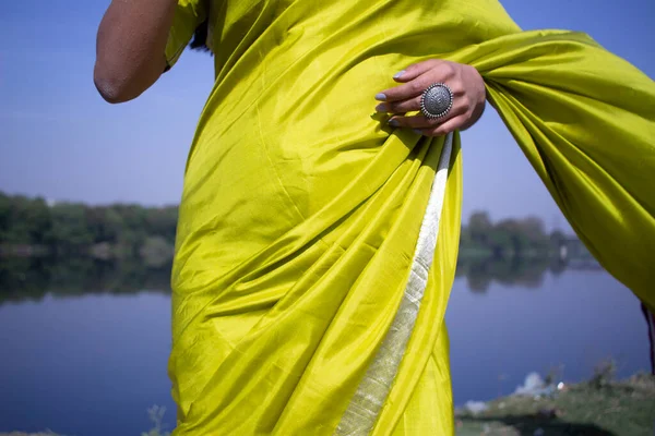 Прекрасна Індійська Модель Зеленому Традиційному Сарі Стоїть Перед Річковим Ландшафтом — стокове фото