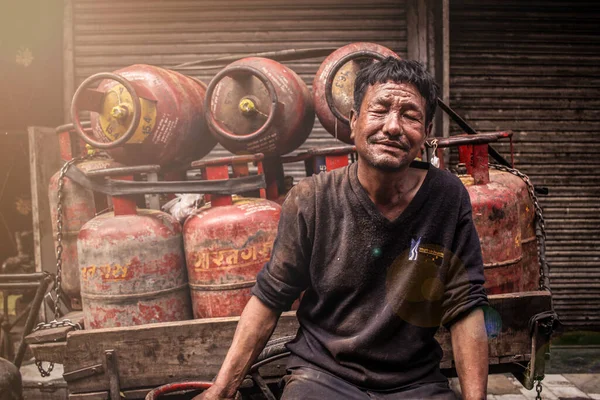 Yeni Delhi, Delhi / Hindistan - 15 Haziran 2020: Bir gaz dağıtım elemanı Jama Mescidi yakınlarındaki bir resim için gülümsüyor,
