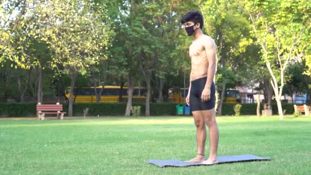 Joven Indio Destrozado Adolescente Haciendo Yoga Aasan Parque Día Internacional — Vídeos de Stock