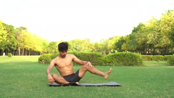 Joven Indio Destrozado Adolescente Haciendo Yoga Aasan Parque Día Internacional — Vídeo de stock