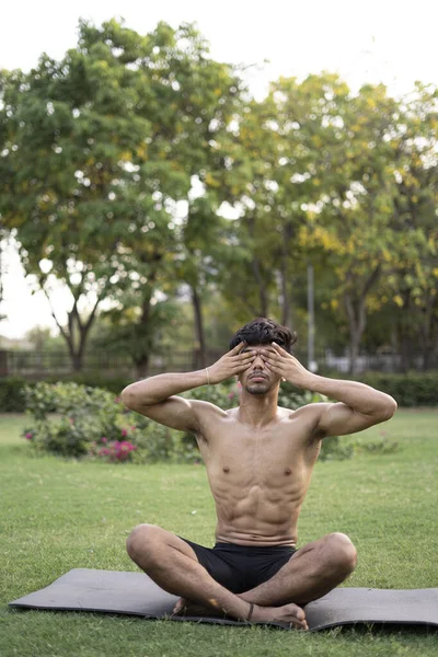 Uluslararası Yoga Gününde Genç Bir Hintli Çocuk Parkta Yoga Yapıyor — Stok fotoğraf