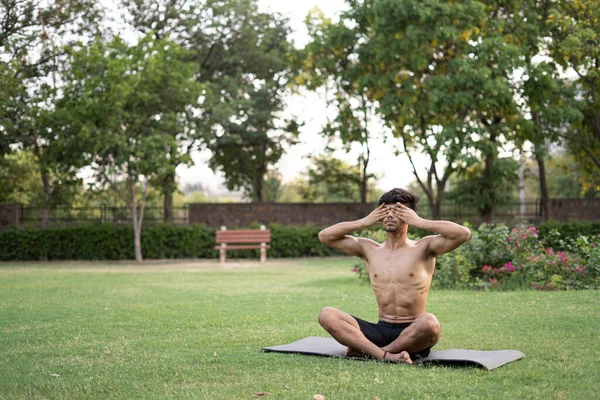 Uluslararası Yoga Gününde Genç Bir Hintli Çocuk Parkta Yoga Yapıyor — Stok fotoğraf