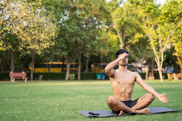 Uluslararası Yoga Gününde Parkta Yoga Yapan Doğranmış Genç Bir Hintli — Stok fotoğraf