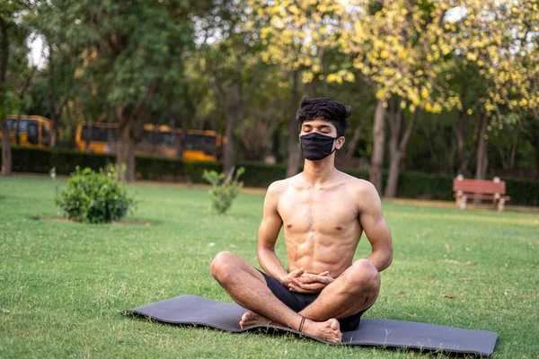 Uluslararası Yoga Gününde Genç Bir Hintli Çocuk Parkta Yoga Yapıyor — Stok fotoğraf