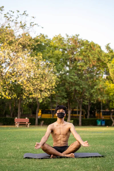 Uluslararası Yoga Gününde Genç Bir Hintli Çocuk Parkta Yoga Yapıyor — Stok fotoğraf