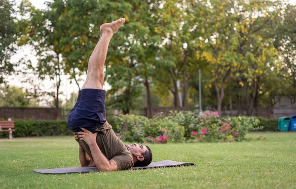 Ağaçlarla Kaplı Bir Parkta Yoga Yapan Orta Yaşlı Adam — Stok fotoğraf