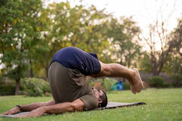 Ağaçlarla Kaplı Bir Parkta Yoga Yapan Orta Yaşlı Adam — Stok fotoğraf