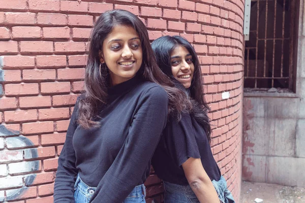 Amigos Para Siempre Dos Amigas Lindas Encantadoras Posando Con Sonrisa — Foto de Stock