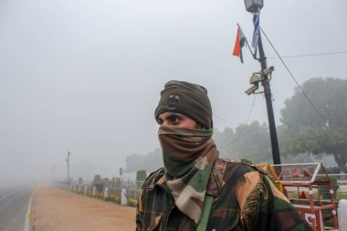 Yeni Delhi, Delhi / Hindistan - 17 Mayıs 2020: Delhi polisi Hindistan 'da Corona virüsü salgını nedeniyle Delhi halkına hizmet veriyor.