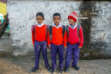 Almora, Uttrakhand / Hindistan - 25 Mayıs 2020: Okuldan kırmızı ve mavi üniformayla dönen bir grup genç