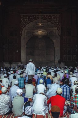 Yeni Delhi, Delhi / Hindistan - Mayıs 05: 2020: Kutsal Ramazan ayında, akşam için Delhi 'deki Jama Mescidi' nin avlusundaki insanlar.