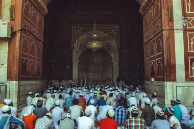 Yeni Delhi, Delhi / Hindistan - Mayıs 05: 2020: Kutsal Ramazan ayında, akşam için Delhi 'deki Jama Mescidi' nin avlusundaki insanlar.