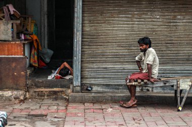 Yeni Delhi, Delhi, Hindistan - 22 Mayıs 2020: Hindistan 'da yazları sert güneş ışığında çalışan fakir işçiler