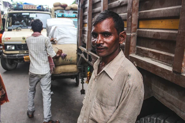 ニューデリー デリー インド2020年5月22日 インドの夏の厳しい日差しの中で働く労働者 貧しい労働者の肖像 — ストック写真