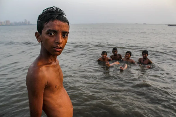 Mumbai Maharashta India May 2020 Young Children Bathing Playing Friends — Stock Photo, Image