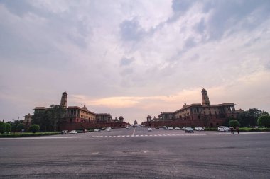 Rashtrapati Bhawan Rajpath yolunda, Yeni Delhi 'de altın saat yansıması ile.
