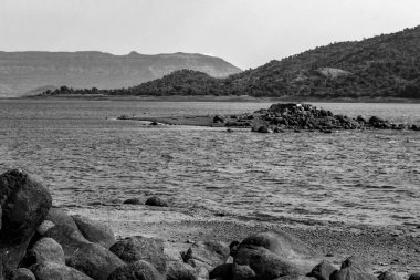 Hindistan 'ın en büyük gölünün manzarası, arkasında dağlar var.