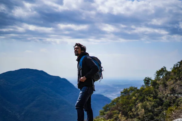 Joven Chico Indio Guapo Pie Cima Montaña Con Paquete Bolsas — Foto de Stock