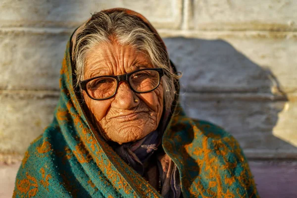 Close Retrato Uma Mulher Idosa Sentada Com Apoio Parede Pôr — Fotografia de Stock