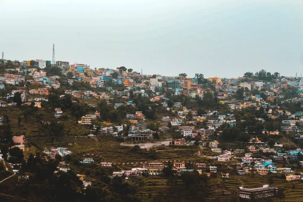 山の中の都市の風景 望遠レンズから撮影 — ストック写真