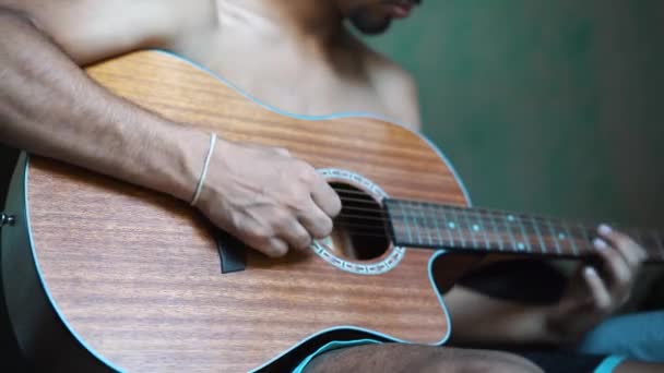 Menino Tocando Guitarra Perto Com Profundidade Campo Rasa — Vídeo de Stock