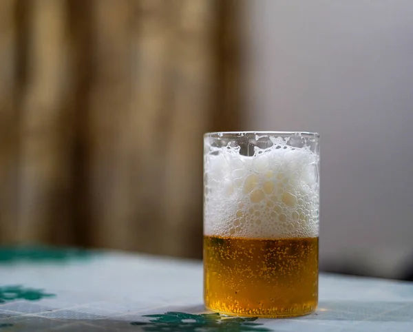 Склянка Легкого Пива Темному Пабі — стокове фото