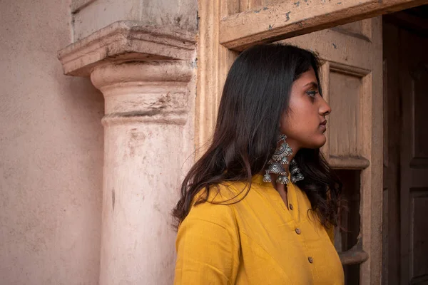 Piękna Azjatycka Dziewczyna Siedząca Oknie Indyjskim Tradycyjnym Żółtym Kurti Pięknymi — Zdjęcie stockowe